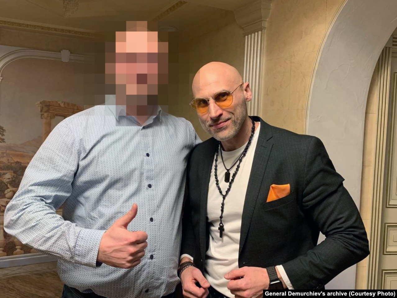 Справа – актер и ведущий праздников Денис Аганин, профессиональный двойник шоумена Дмитрия Нагиева,