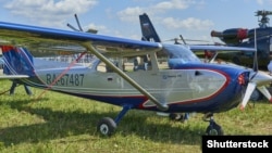 Легкий самолет Cessna 172, который массово используется авиалесохраной в России для наблюдения за пожарами с воздуха