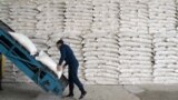 Правительство пытается остановить в России рост цен на сахар и масло. Почему компании обходят запреты