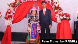 Молодожены на дунганской свадьбе. Село Сортобе, Казахстан, 27 августа 2018 года