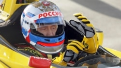 Премьер-министр России Владимир Путин сидит в автомобиле команды Renault Formula One перед тестовой поездкой на гоночной трассе в Ленинградской области, 7 ноября 2010 года. Фото REUTERS/РИА Новости