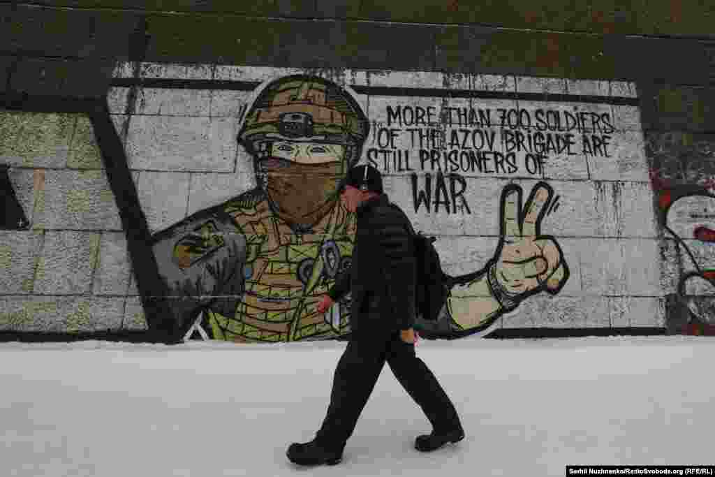 Граффити в поддержку защитников "Азовстали", которые находятся в российском плену. Инициаторами его появления стали жены пленных воинов. Рисовали мурал волонтеры и фанаты киевского "Динамо"