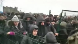 Мигранты пришли к КПП на границе Беларуси и Польши и требуют пропустить их в ЕС
