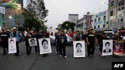 Протесты людей и родителей пропавших 43 студентов. Мехико. 20 ноября 2014 