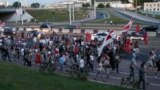 Протестующие в Минске идут к изолятору в переулке Окрестина, 17 августа 2020 года. Фото: ТАСС