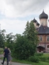 "Идеологический символ "русского мира" в Эстонии". Как живет Пюхтицкий монастырь, где отказались разрывать связи с РПЦ 