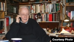 Рой Медведев в своем рабочем кабинете. Фото Андрея Гаврилова.