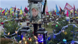 "На Рождество он всегда был дома". Близкие погибших украинских военных в праздник навещают их могилы на кладбище во Львове 